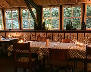 Buiten koken bij vakantiehuisje in Mantinge, Drenthe met vuurkorf.