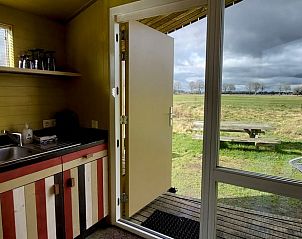 Keuken van Huisje in Mantinge, vakantiehuis in Midden Drenthe, met uitzicht op het platteland en toegang tot het terras.