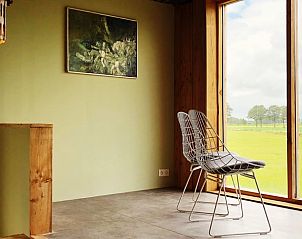 Binnenruimte van Vakantiehuis in Mantinge met uitzicht op de groene velden in Midden Drenthe, Drenthe.