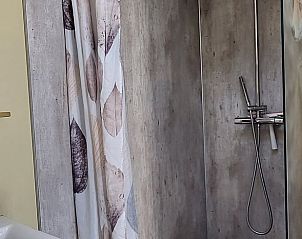 Douche in Vakantiehuisje in Mantinge, Drenthe, met moderne voorzieningen en elegant ontwerp.