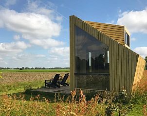 Vakantiehuis in Mantinge, Drenthe, met comfortabele stoelen op het terras en een prachtig uitzicht op de natuur.