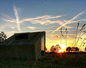 Adembenemende zonsondergang bij Vakantiehuis in Mantinge, gelegen in het serene landschap van Midden Drenthe.