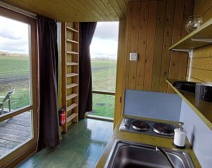 Binnenruimte van Vakantiehuis in Mantinge, Drenthe, met moderne keuken en toegang tot het terras.