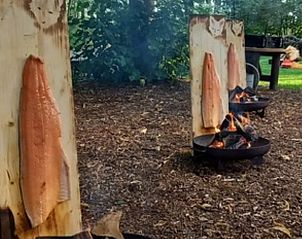 Vuurplaats met gerookte vis bij Vakantiehuisje in Mantinge, Midden Drenthe, voor een authentieke ervaring.