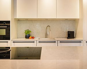 Stilvolle Kche mit Frhstcksbar im Hof van Saksen 6-Bett-Bauernhaus 6L in Drenthe.