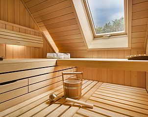 Komfortables Schlafzimmer mit Doppelbett im Hof van Saksen 6-Bett-Bauernhof 6L in Drenthe.