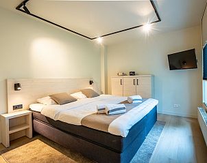 Luxe badkamer in Hof van Saksen 8-persoons boerderij 8L, Nooitgedacht, Midden Drenthe, met inloopdouche en bad.