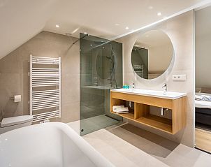 Gezellige tweede slaapkamer in Hof van Saksen 8-persoons boerderij 8L, Nooitgedacht, Midden Drenthe, met uitzicht op de natuur.