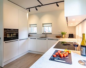 Ruime slaapkamers in Hof van Saksen 8-persoons boerderij 8L, Nooitgedacht, Drenthe, met comfortabele bedden en lichtinval.