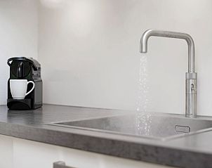 Slaapkamer met twee eenpersoonsbedden in Hof van Saksen 8-persoons boerderij 8L, Nooitgedacht, Midden Drenthe.