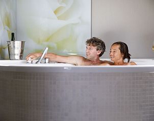 Ontspannen in de jacuzzi van Hof van Saksen 2-persoons Love2stay boerderij in Nooitgedacht, Drenthe.