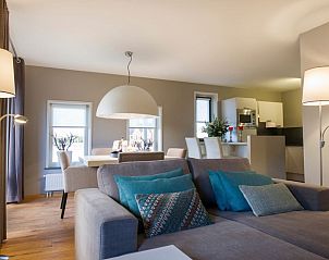 Ruime woonkamer met moderne inrichting in Hof van Saksen 2-persoons Love2stay boerderij in Nooitgedacht, Drenthe.