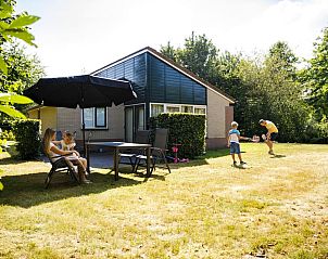 Stijlvolle badkamer met douche in Hof van Saksen 4-persoons bungalow 4B, Nooitgedacht, Midden Drenthe, biedt comfort en modern design.