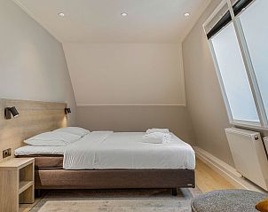 Comfortabele slaapkamer in Hof van Saksen 4-persoons boerderij 4CE, Nooitgedacht, Drenthe met tweepersoonsbed.