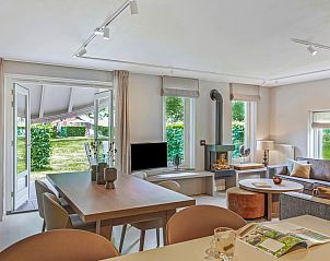 Moderne badkamer in Hof van Saksen 4-persoons boerderij 4CE, Nooitgedacht, Drenthe met douche en bad.