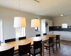 Ruime eetkamer met lange tafel in Hof van Saksen 10-persoons boerderij 10C, Nooitgedacht, Drenthe.