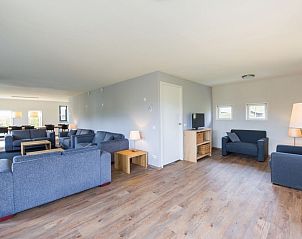 Comfortabele woonkamer in Hof van Saksen 10-persoons boerderij 10C, Nooitgedacht, Drenthe, met veel zitruimte.