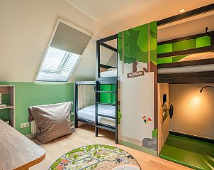 Eethoek en keuken in Hof van Saksen 4CEK, Nooitgedacht, Midden Drenthe. Gezinsvriendelijke kinderboerderij bungalow met moderne faciliteiten.