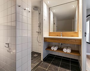 Ruime eetkamer met toegang tot terras in Hof van Saksen 4CEK, Nooitgedacht, Midden Drenthe. Perfect vakantiehuis voor gezinnen.