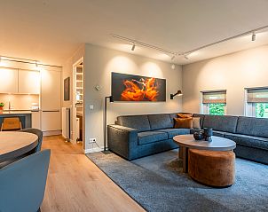 Terras met uitzicht op de tuin vanuit Hof van Saksen 4CEK, Nooitgedacht, Midden Drenthe. Gezellige kinderboerderij bungalow.