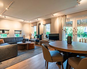 Comfortabele slaapkamer met kunstwerk in Hof van Saksen 4CEK, Nooitgedacht, Midden Drenthe. Perfect voor een ontspannen gezinsvakantie.