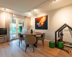 Kinderkamer met ledikant in Hof van Saksen 4CEK, Nooitgedacht, Midden Drenthe. Gezinsvriendelijke kinderboerderij bungalow.