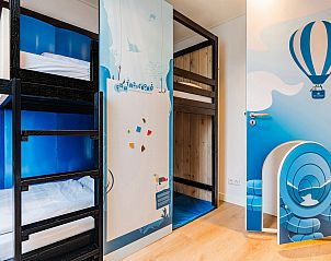 Moderne eetkamer in Hof van Saksen 6-persoons kinderboerderij 6CEK, Nooitgedacht, Midden Drenthe met ruime eettafel.