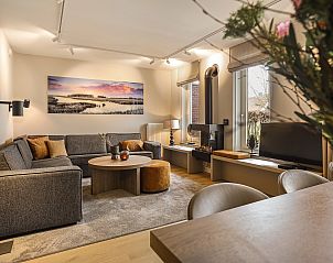 Kinderhoek in keuken van Hof van Saksen 6-persoons kinderboerderij 6CEK, Nooitgedacht, Midden Drenthe met speelhuisje.