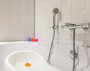 Creatieve speelmuur in Hof van Saksen 6-persoons kinderboerderij 6CEK, Nooitgedacht, Midden Drenthe met klimopties.