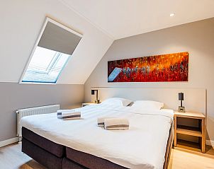 Kinderbad in Hof van Saksen 6-persoons kinderboerderij 6CEK, Nooitgedacht, Midden Drenthe met kleurrijk speelgoed.