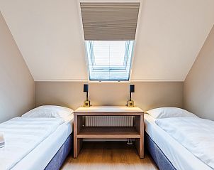 Slaapkamer met twee eenpersoonsbedden in Hof van Saksen 6-persoons kinderboerderij 6CEK, Nooitgedacht, Midden Drenthe.
