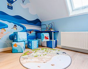 Slaapkamer met dakraam in Hof van Saksen 6-persoons kinderboerderij 6CEK, Nooitgedacht, Midden Drenthe voor natuurlijk licht.