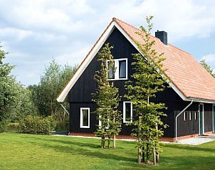 Buitenkant van Hof van Saksen 8-persoons boerderij 8L1 in Nooitgedacht, Drenthe, omgeven door groen en rust.