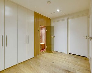 Stijlvolle badkamer met inloopdouche in Hof van Saksen 8-persoons boerderij 8L1, Nooitgedacht, Drenthe.