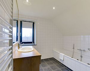 Bovenverdieping plattegrond van Hof van Saksen 8-persoons boerderij 8L1, Nooitgedacht, met slaap- en badkamers.