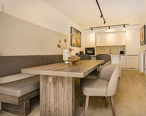 Luxe badkamer met douche en bad in Hof van Saksen 4-persoons Wellnessboerderij, Nooitgedacht, Drenthe.