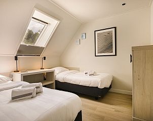 Houten sauna met uitzicht in Hof van Saksen 4-persoons Wellnessboerderij, Nooitgedacht, Drenthe, perfect voor ontspanning.