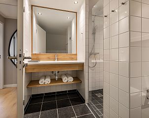 Gezellige slaapkamer met drie bedden in Hof van Saksen vakantiehuis, Nooitgedacht, Midden Drenthe.