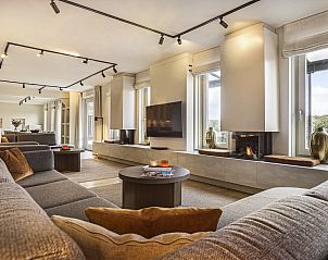 Speelkamer met voetbaltafel in Hof van Saksen 18-persoons boerderij, Nooitgedacht, Drenthe voor ontspanning en plezier.