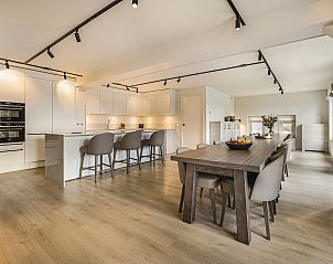 Intieme zithoek in Hof van Saksen 18-persoons boerderij, Nooitgedacht, Drenthe voor rustige momenten en televisie kijken.