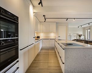 Ruime keuken en eetkamer in Hof van Saksen 18-persoons boerderij, Nooitgedacht, Drenthe met moderne faciliteiten.