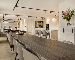 Stijlvolle keukenbar in Hof van Saksen 18-persoons boerderij, Nooitgedacht, Drenthe voor informeel dineren en socializen.