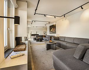 Moderne keukenapparatuur in Hof van Saksen 18-persoons boerderij, Nooitgedacht, Drenthe met dubbele ovens en kookeiland.