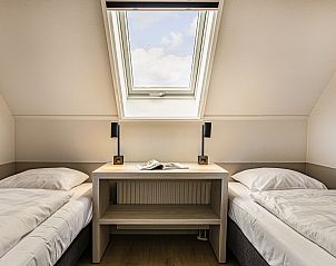 Comfortabele slaapkamer in Hof van Saksen 18-persoons boerderij, Nooitgedacht, Drenthe met kingsize bed en dakraam.