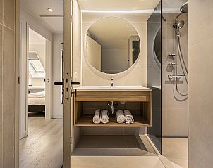 Luxe badkamer met bad in Hof van Saksen 18-persoons boerderij, Nooitgedacht, Drenthe voor ontspanning en rust.