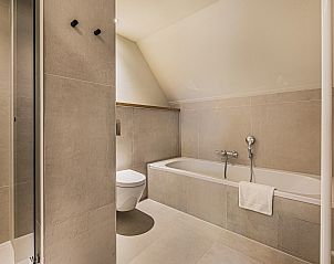 Slaapkamer met twee eenpersoonsbedden in Hof van Saksen 18-persoons boerderij, Nooitgedacht, Drenthe voor kinderen of gasten.