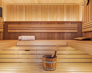 Plattegrond eerste verdieping Hof van Saksen 18-persoons boerderij, Nooitgedacht, Drenthe met slaapkamers en badkamers.