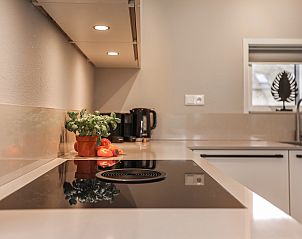 Slaapkamer met tweepersoonsbed in Hof van Saksen 10-persoons kinderboerderij, Nooitgedacht, Drenthe.