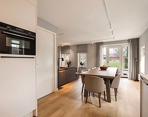 Eenpersoonskamer met raam in Hof van Saksen 10-persoons kinderboerderij, Nooitgedacht, Drenthe.