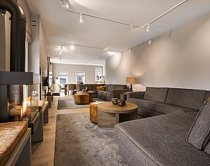 Badkamer met moderne wastafel in Hof van Saksen 10-persoons kinderboerderij, Nooitgedacht, Drenthe.